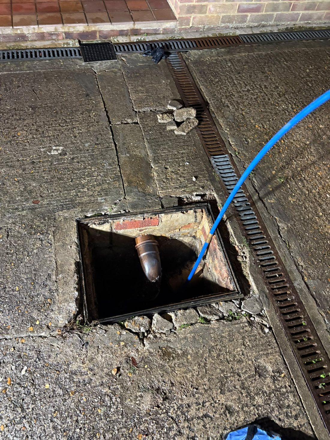 Drainage inspection chamber with new pipework