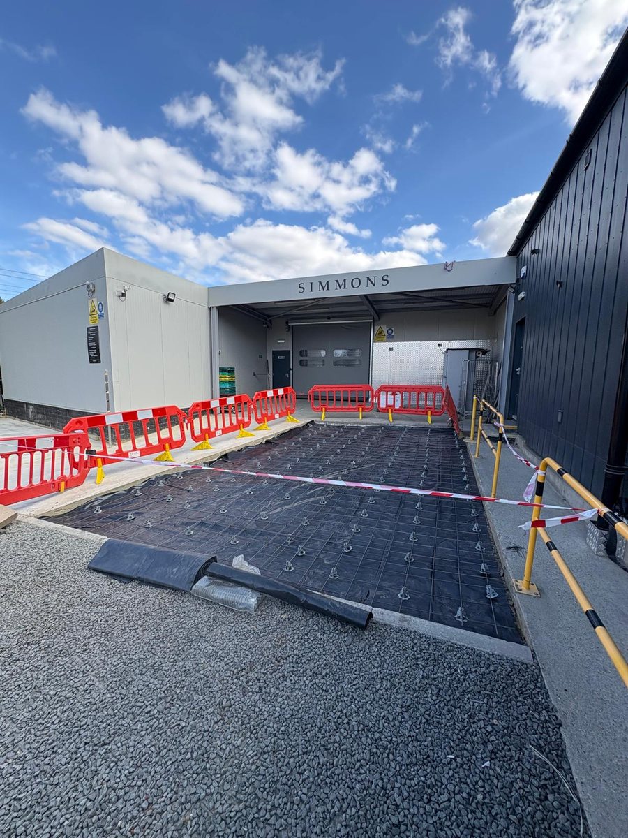 Flat roof membrane and site barriers at a commercial building
